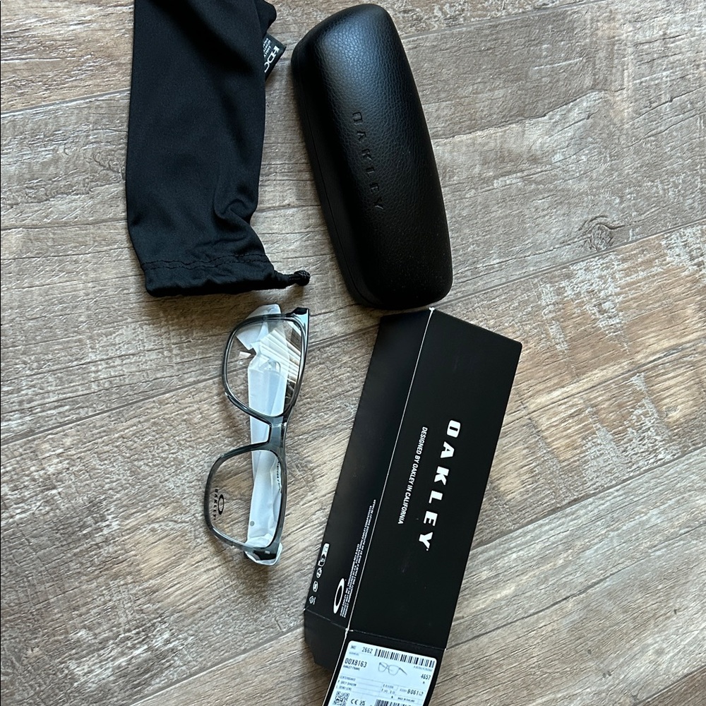 Oakley centerboard grey shadow and black Eyeglass with Case- listing is for one